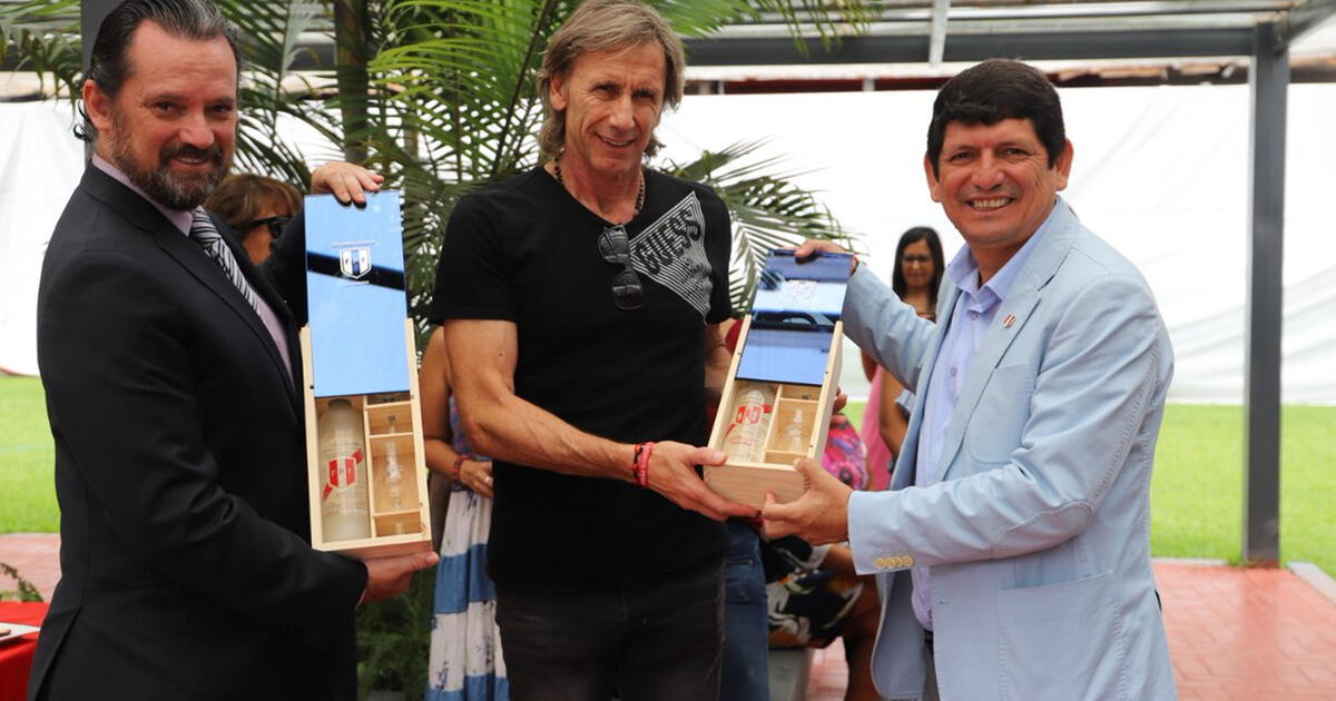 Fpf Agasaj A Ricardo Gareca Por Su Cumplea Os Con Torta Personalizada