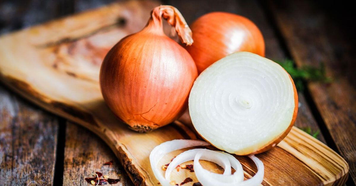 The simple onion trick to remove stains from your clothes without much effort.