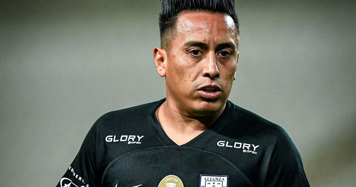 Christian Cueva y la vez que hinchas de Alianza Lima pidieron su salida del club