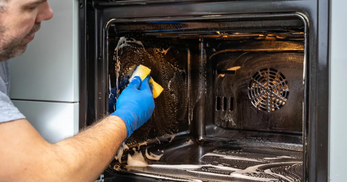 Trucos caseros rápidos y sencillos para limpiar tu horno y dejarlo como nuevo