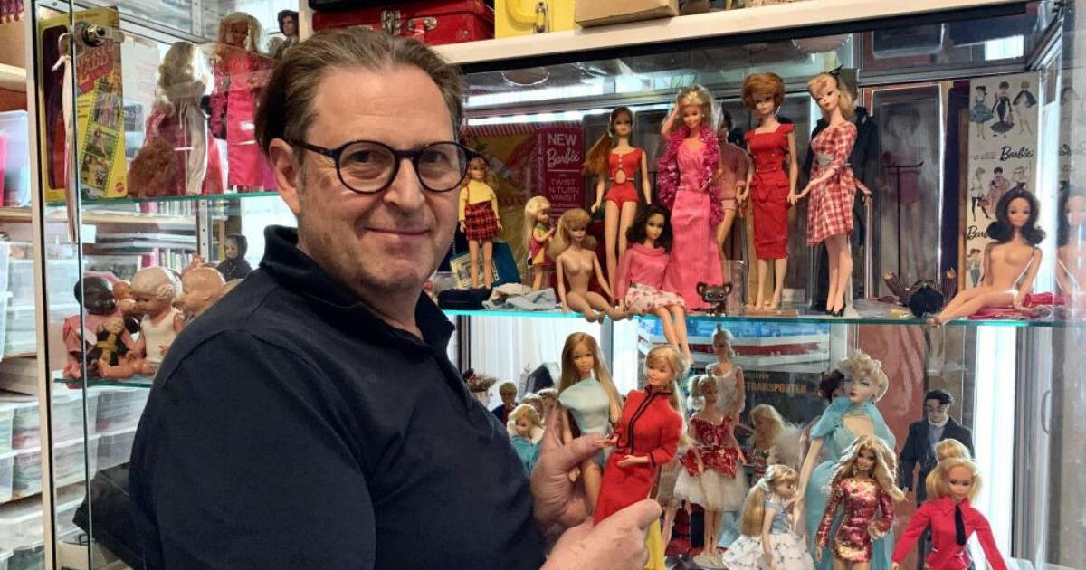 Hombre acumula impresionante colección de más de 1800 muñecas de Barbie