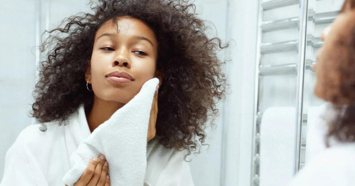 ¿Por qué nunca debes utilizar una toalla para secarte el rostro? Esto es lo que ocurre
