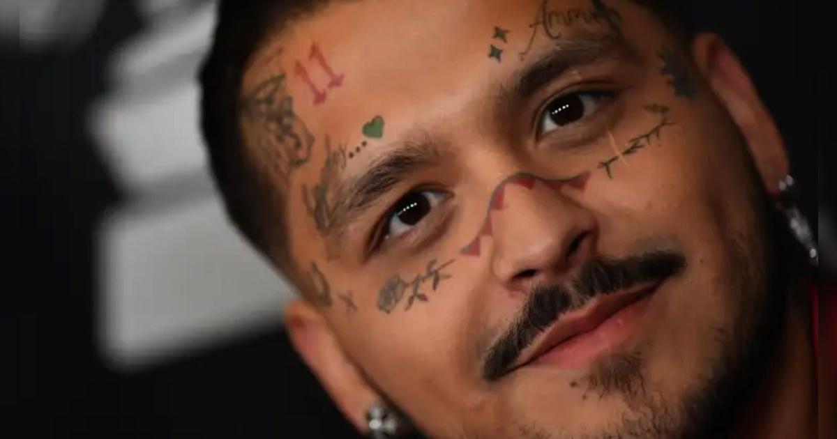 El nuevo aspecto de Nodal tras tratamiento para eliminar los tatuajes de su cara