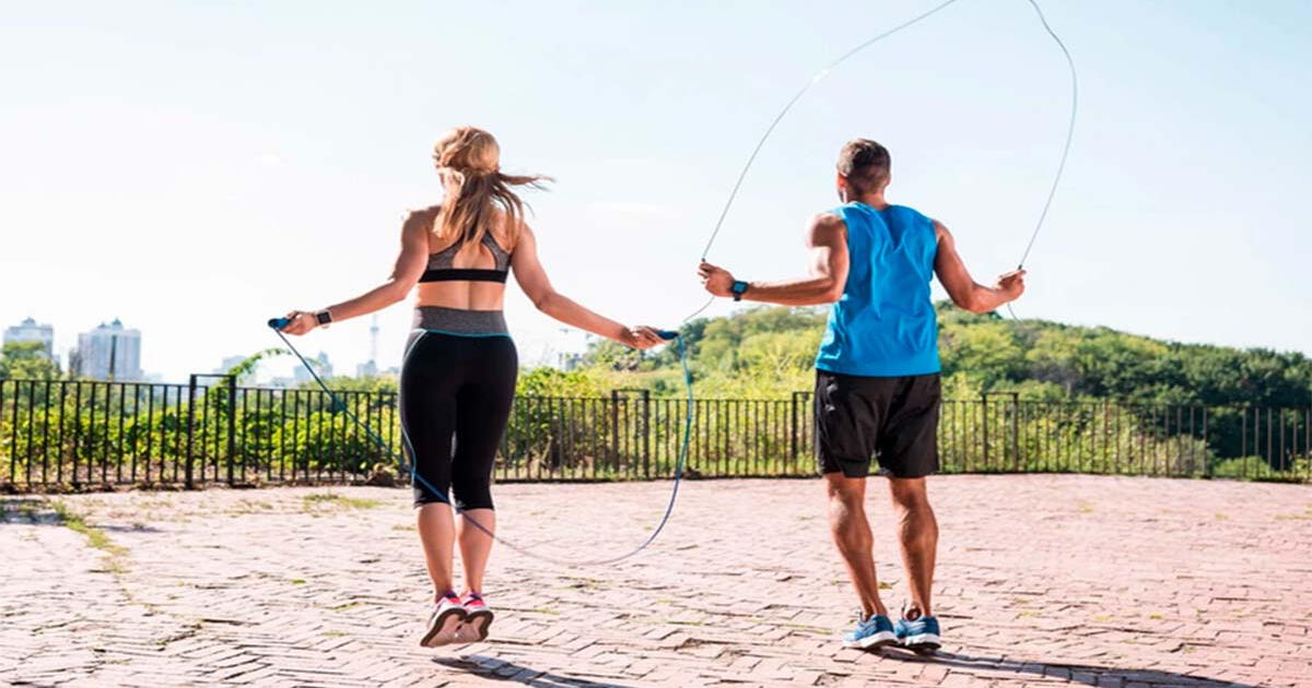 ¿Cuántas calorías puedes quemar saltando cuerda? El ejercicio que supera el salir a correr