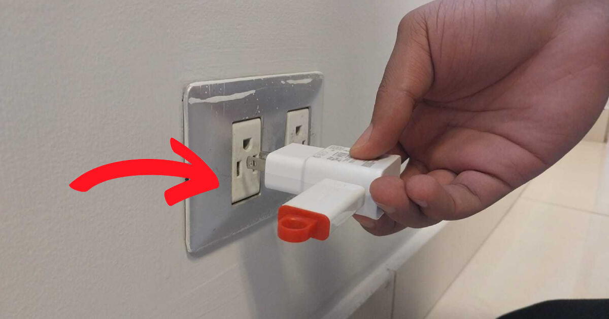 ¿Qué sucede si conectas un USB al cargador del celular y lo enchufas a la corriente?