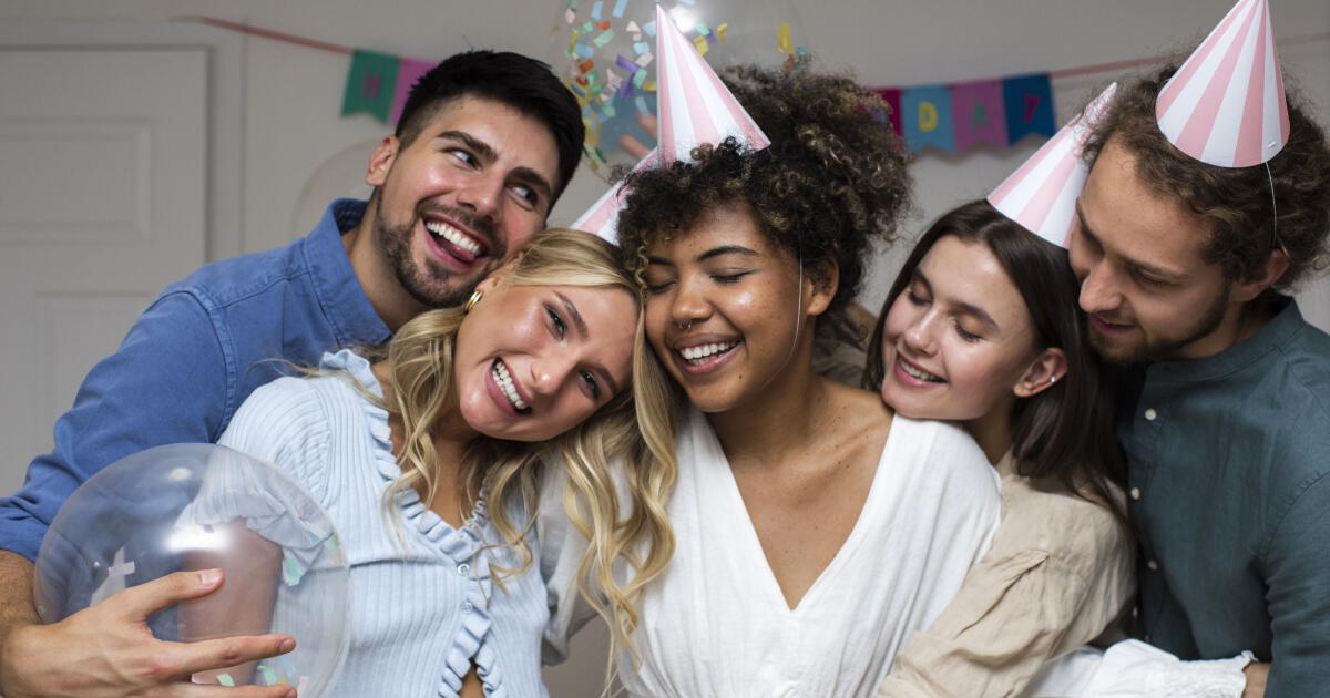 20 frases originales de feliz cumpleaños para dedicar a un amigo