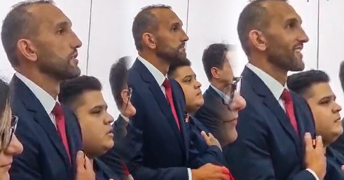 Hernán Barcos, goleador de Alianza, entonó el himno nacional del Perú por primera vez 