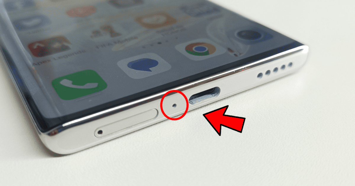 ¿Para qué sirve el agujero que está ubicado en la parte baja de mi teléfono Android?