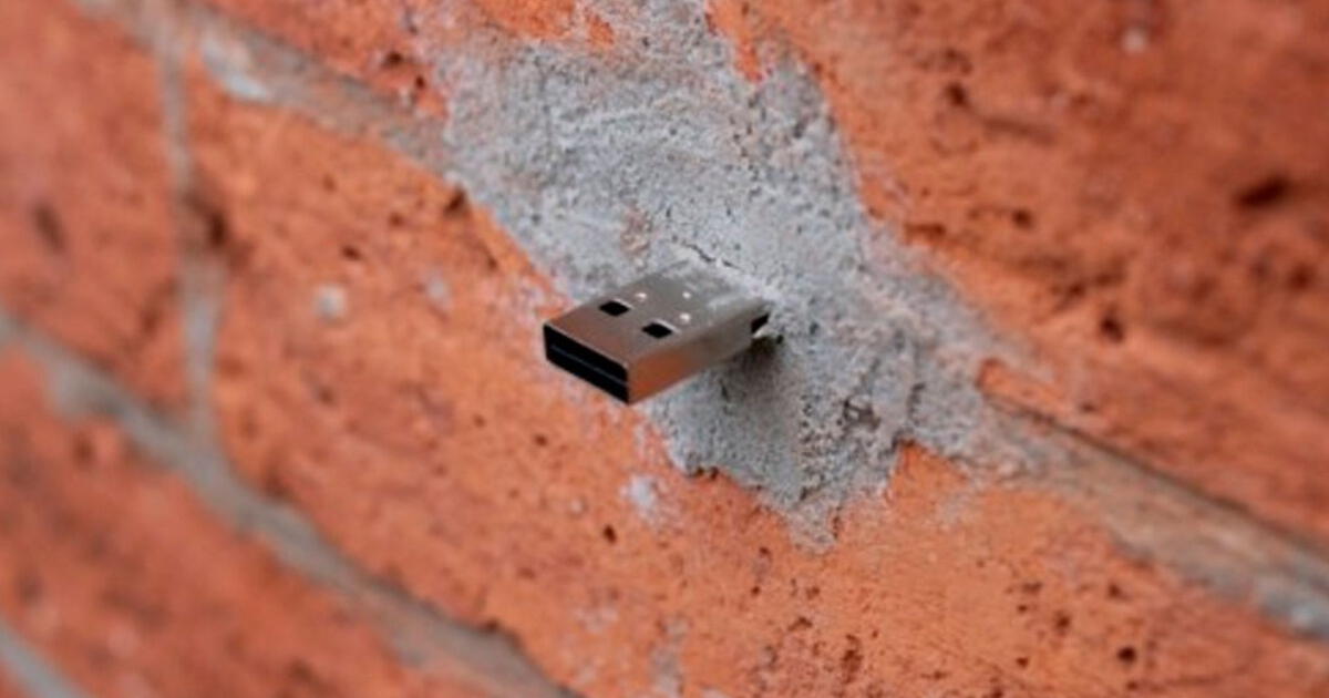 ¿Te has topado con un USB incrustado en la pared? Encierra un gran secreto que tienes que saber