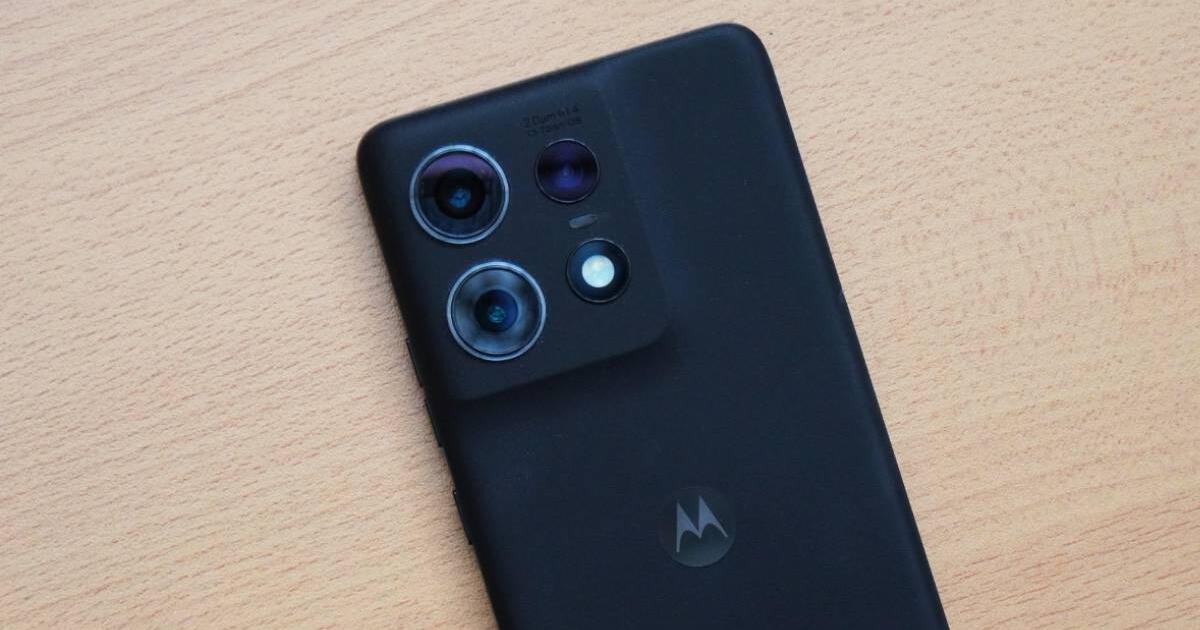 Este POTENTE Motorola de GAMA ALTA supera al Galaxy S24 Plus y su precio es más bajo: triple cámara con IA