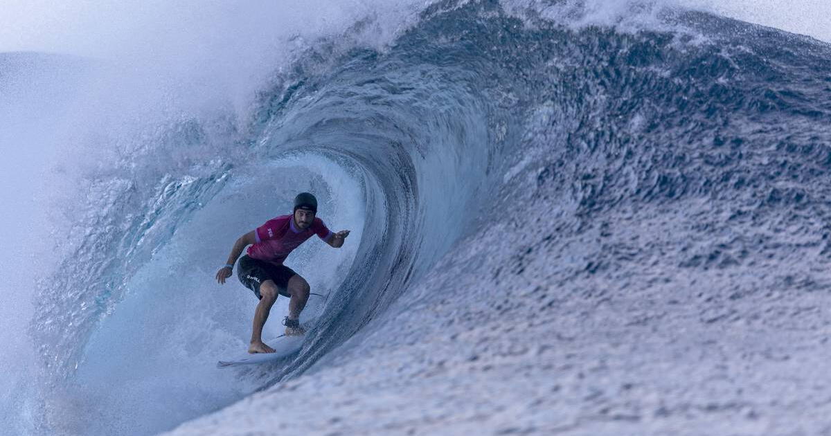 Alonso Correa clasificó a los cuartos de final de surfing en los Juegos Olímpicos 2024