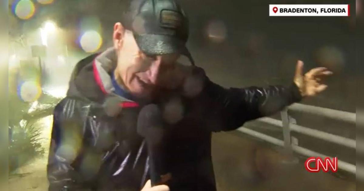 Periodista de CNN sufre accidente EN VIVO a causa del huracán Milton 