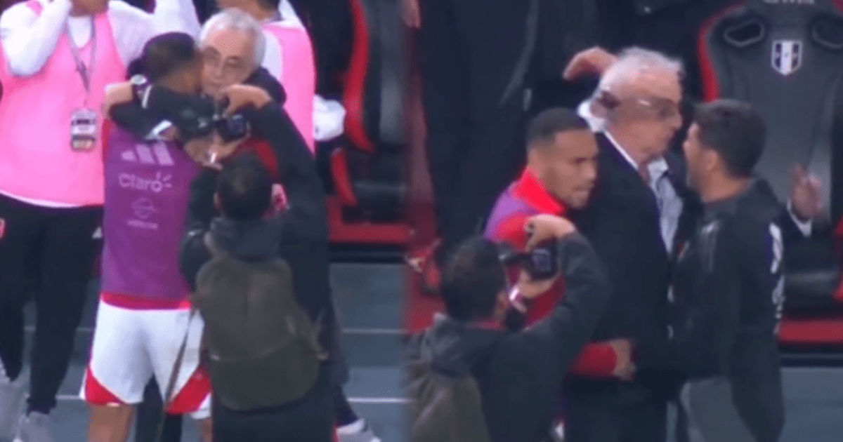 El EMOTIVO ABRAZO de Jorge Fossati tras conseguir su primer triunfo con Perú en las Eliminatorias