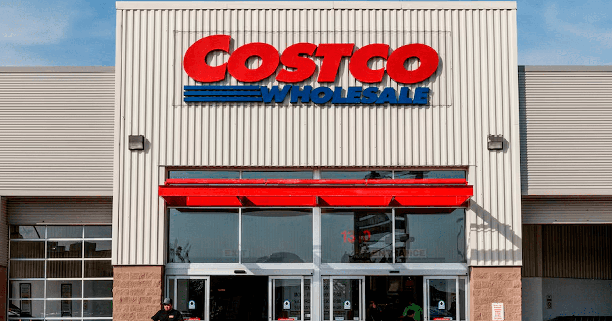 ¿Cuál es el salario promedio de Costco y por cuánto supera a sus competidores?