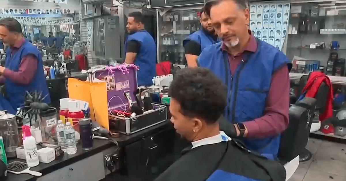 La ASOMBROSA historia del barbero latino que salvó la vida a varias personas