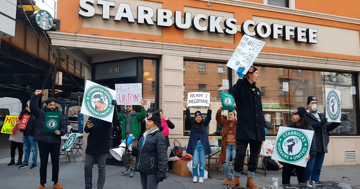 ¿Starbucks suspende la atención? Trabajadores toman radical medida en época navideña