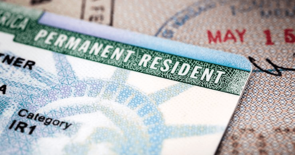 ¿Cuántas veces puedes salir y entrar a EE. UU. con la Green Card sin perderla?