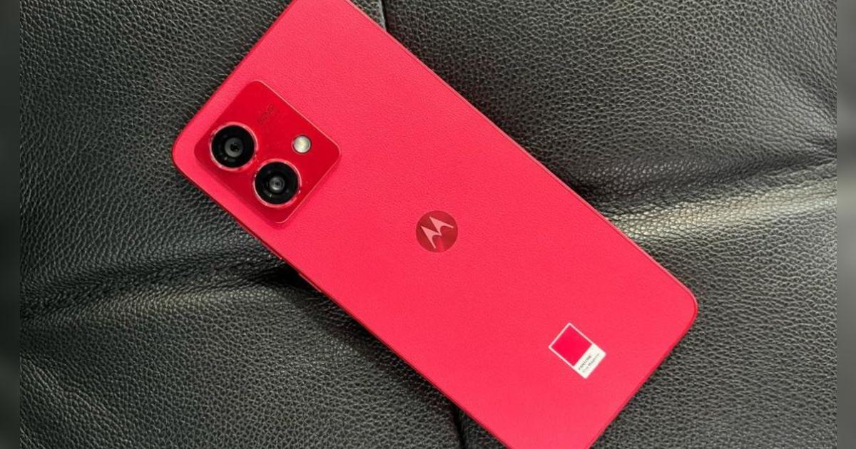 Es el rival del Samsung A55, cuesta menos, tiene 12 GB de RAM y saca fotos con calidad cinematográfica