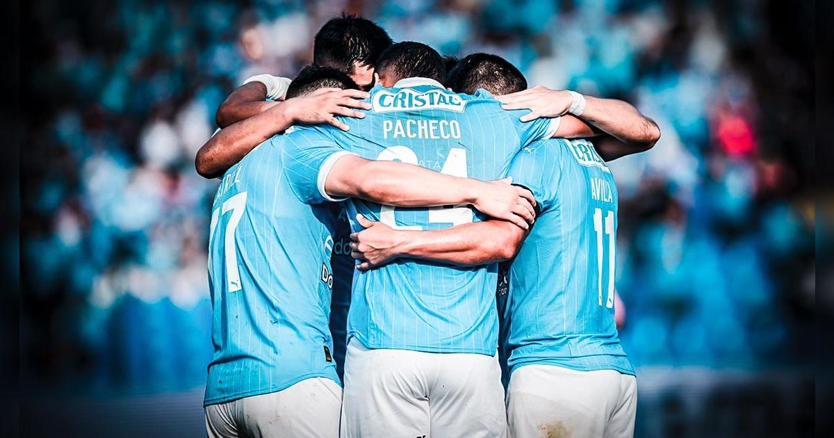 ¿Cuál es la peor racha de Sporting Cristal sin títulos nacionales en el fútbol peruano?