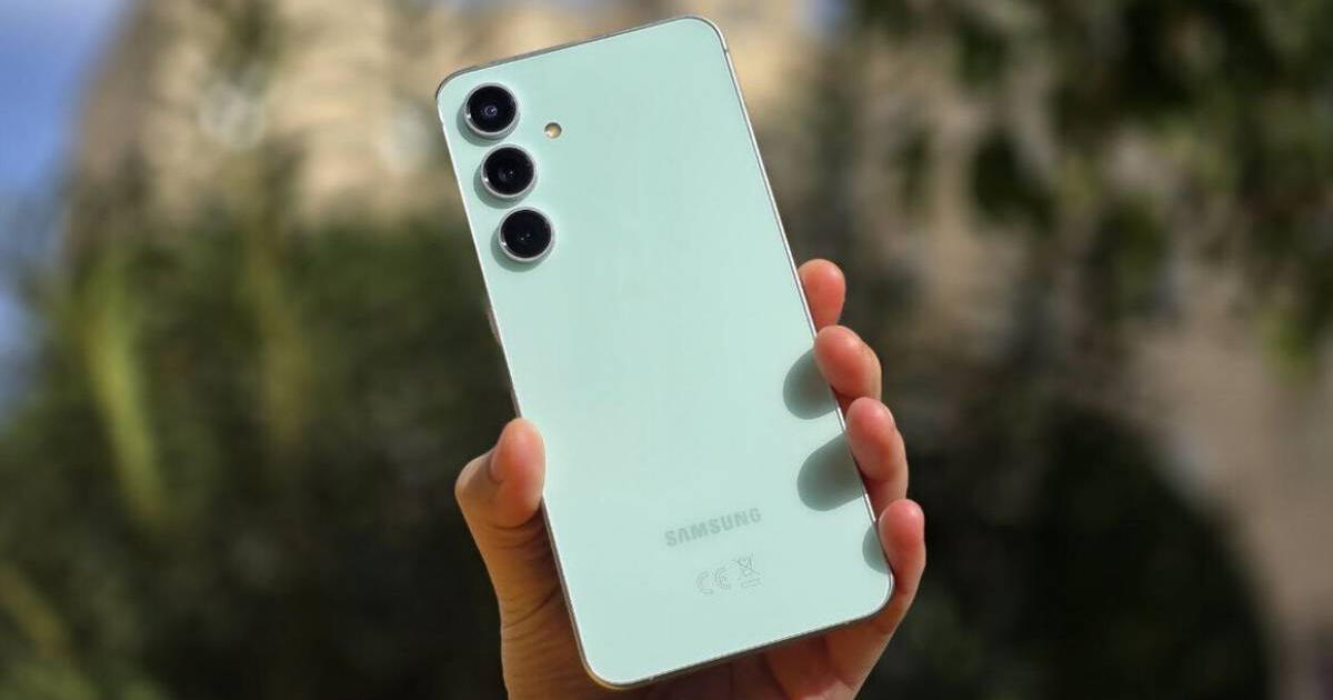 Este teléfono PREMIUM de Samsung es igual de potente que el Galaxy S25 y su precio es más bajo