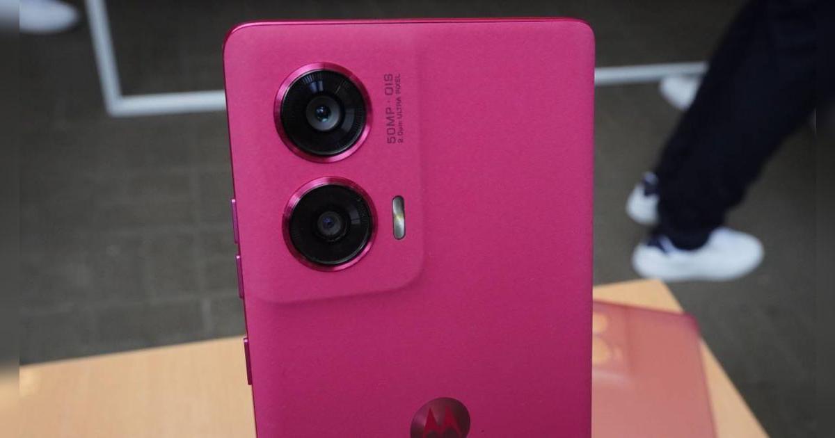 Este Motorola de 'cuero' es una JOYA que supera al Galaxy A55: 512GB de memoria, 5000 mAh, carga 68W y resistencia al agua