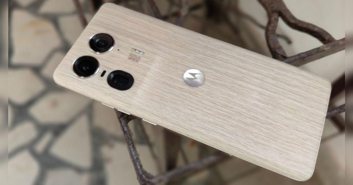 No compres el iPhone 16 Pro Max, quédate con este Motorola hecho en MADERA: Más barato y carga en 15 minutos