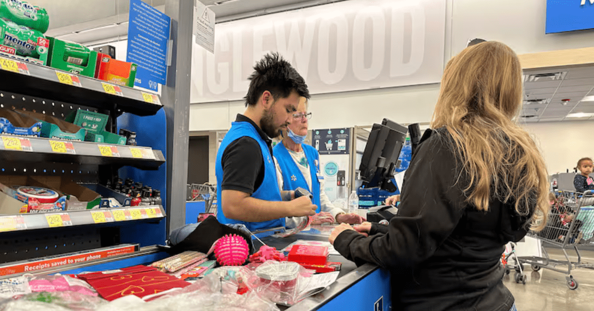 ¡BUENAS NOTICIAS para inmigrantes! Walmart busca 500 empleados en esta sede de EE.UU.