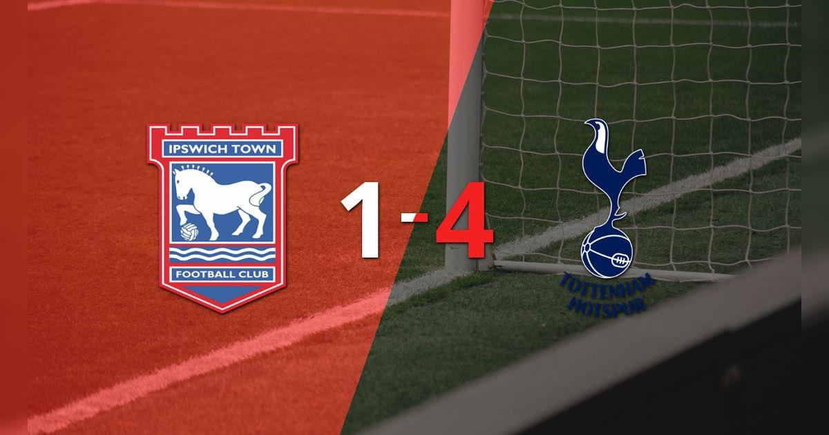 Ipswich Town cayó ante Tottenham con dos goles de Brennan Johnson