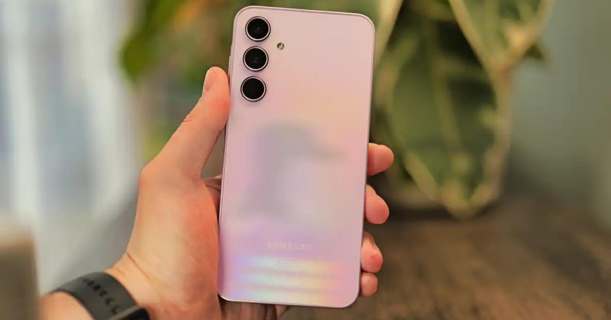 Estos celulares Samsung y Motorola son parecidos, pero solo uno es el rey de la gama media