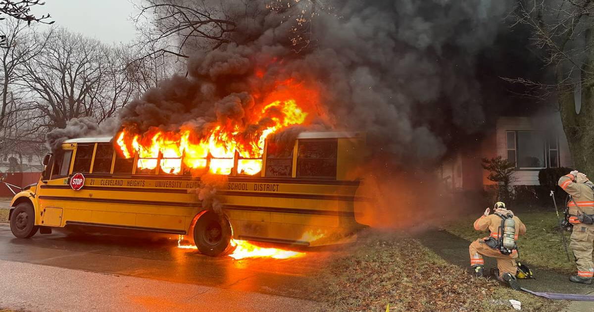 Héroe en Ohio SALVA A 15 NIÑOS de un autobús escolar en llamas: un milagro en Estados Unidos