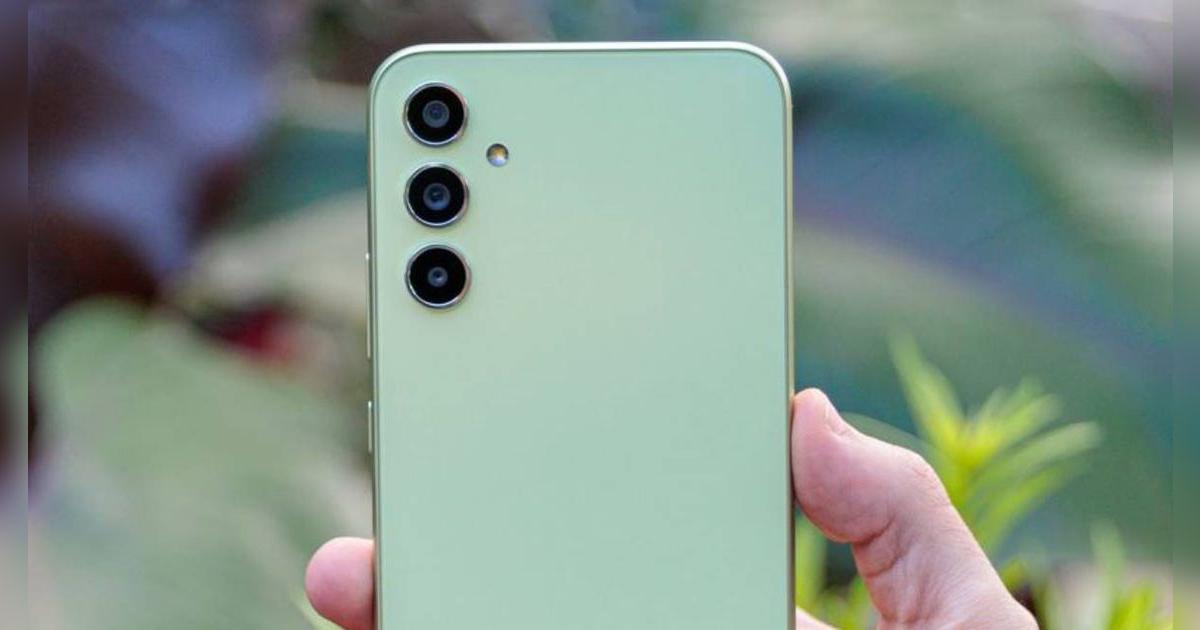 Este Samsung no solo es idéntico al poderoso Galaxy A55, sino que tiene menor precio, resistencia al agua y cámaras profesionales