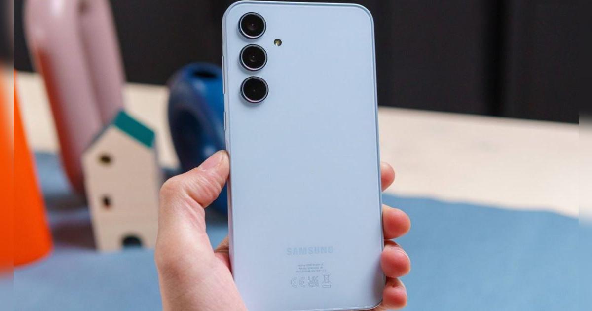 Funciona igual que el iPhone 15, pero cuesta menos: el Samsung económico con gran pantalla y tres cámaras de 50MP