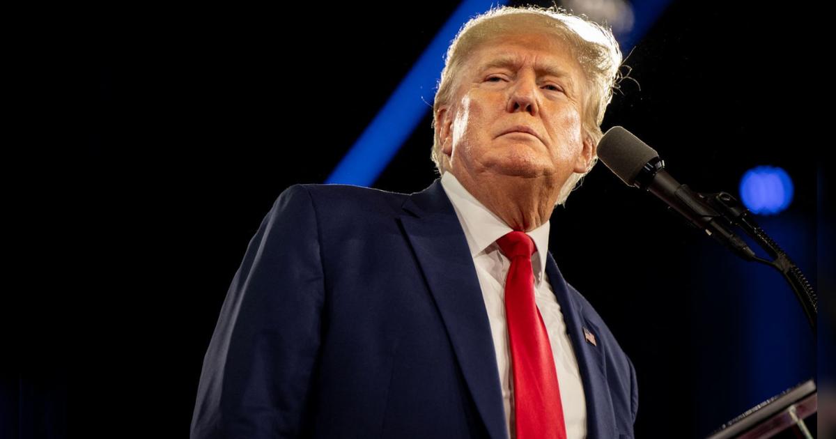 Trump CEDE ante presión y retrasa ARANCELES a la industria automotriz de México y Canadá