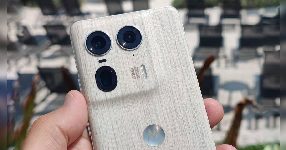 No puedo creer que este Motorola de 'madera' es tan potente como el iPhone 15 Pro Max y tan barato como un Galaxy S24 Ultra