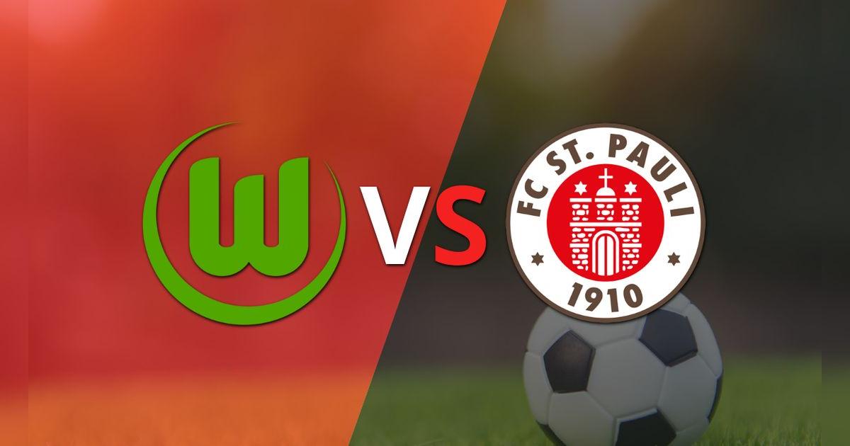 Arrancan las acciones del duelo entre Wolfsburgo y FC St. Pauli