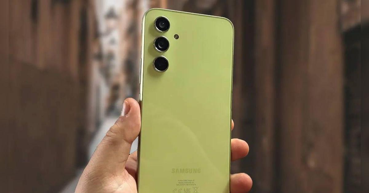 No solo se parece al Galaxy A55, sino que es igual de potente pero cuesta mucho menos: 1TB de memoria y 16GB RAM