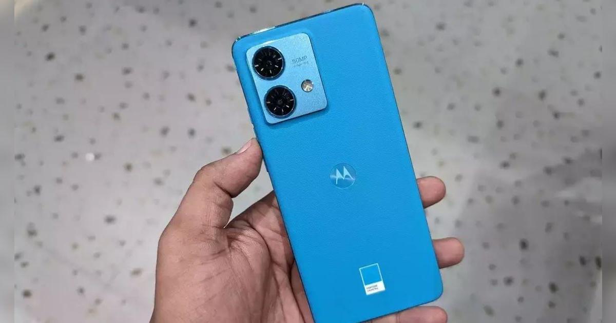 Es tan PREMIUM como un iPhone 15, pero cuesta 500 dólares menos: pantalla curva FHD+ y hecho en CUERO