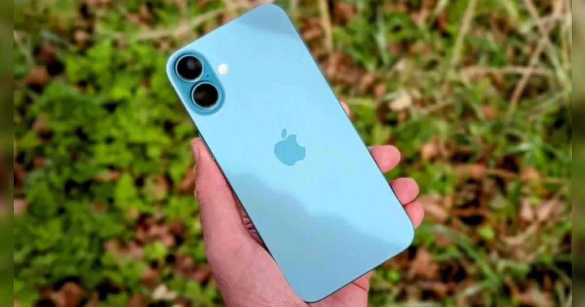 ¿Quieres el iPhone 16e? No pierdas tu dinero, este celular es MEJOR EN TODO: cámara profesional y pantalla OLED