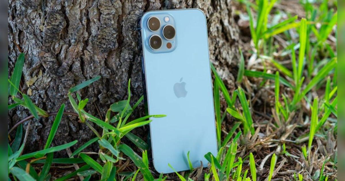 ¿Por qué comprar el nuevo iPhone 16e si este Apple antiguo tiene 3 cámaras, es MÁS POTENTE y cuesta lo mismo?