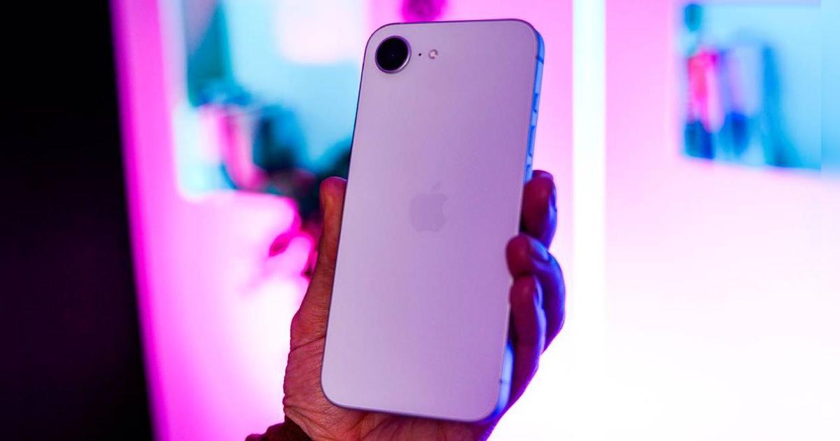 ¿Vale la pena pagar 500 dólares por el iPhone 16e? Todo lo que debes saber del nuevo teléfono 'barato' de Apple