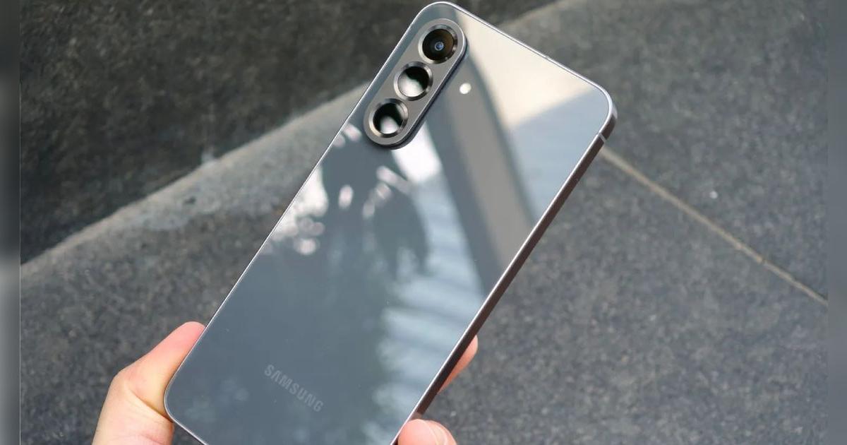 Dile adiós al Motorola Edge 50 Pro con este Samsung con mejor batería, cámara HD y resistencia al agua