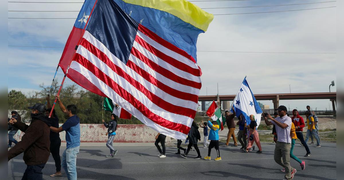 Venezolanos y cubanos con Green Card enfrentan peligro de no reingresar a EE. UU., según expertos