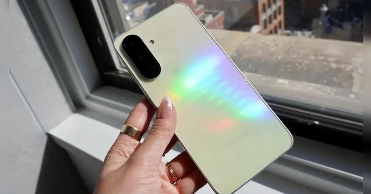 No compres el Samsung S25, este Galaxy con IA tiene triple cámara, diseño estilizado y 6 años de actualizaciones