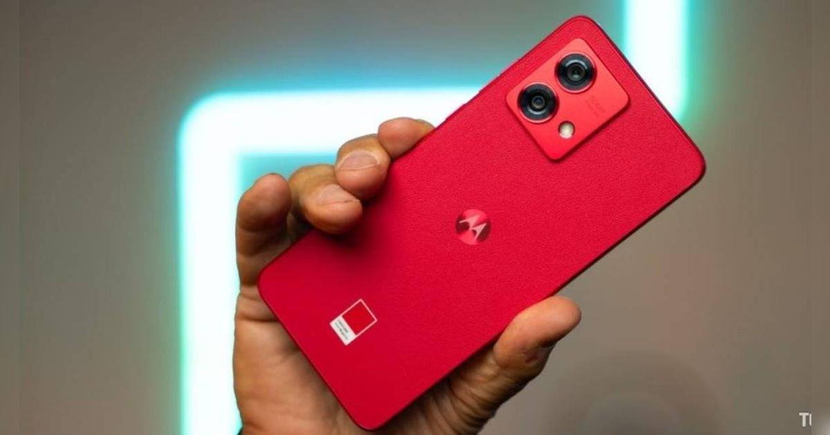 Pese a que este Motorola fue lanzado en 2024 supera en todo al Galaxy A26 d Samsung: 12GB de RAM, 5000 mah y cámara 4K