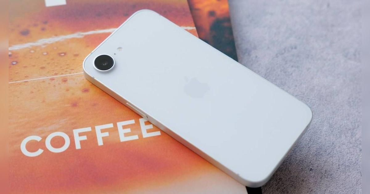 No es el iPhone SE 4, pero es el mejor teléfono económico que Apple acaba de lanzar y será tu mejor compra este 2025