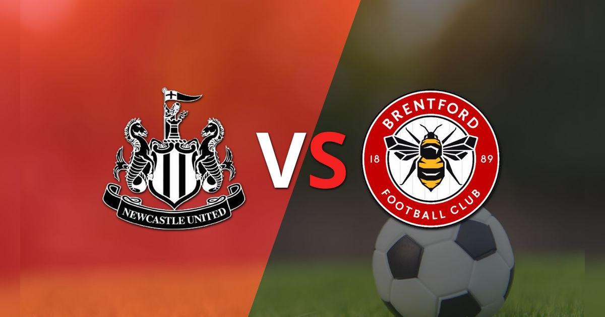 Newcastle United le está ganando a Brentford en el estadio St. James Park