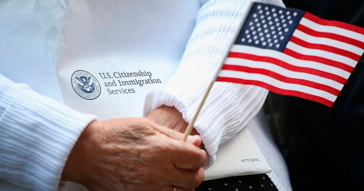 CUIDADO, inmigrantes: si eres residente, estas son las actividades PROHIBIDAS para ti