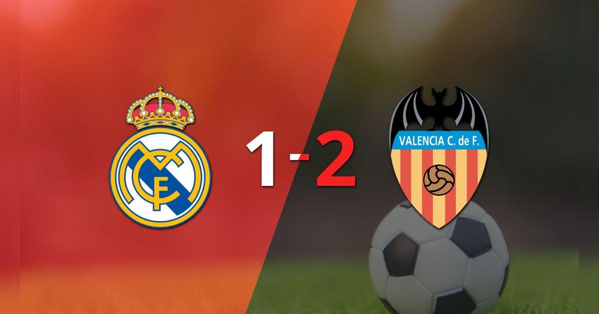 Real Madrid no logró superar la firmeza de Valencia y cayó 2 a 1 tras un gol agónico