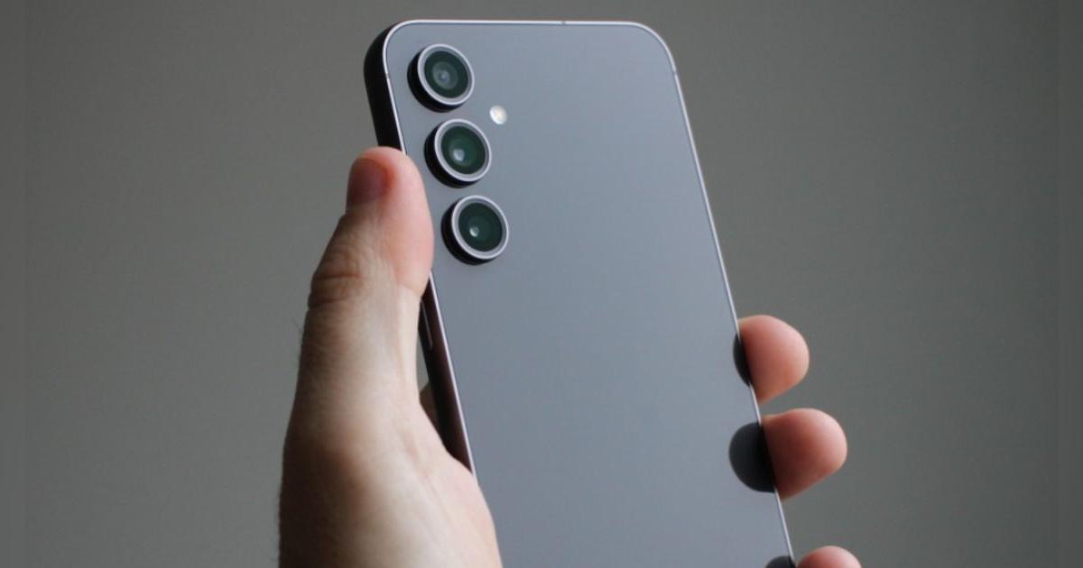 Este Samsung sigue reinando en la gama media: gran pantalla, 3 cámaras y 4 años de actualizaciones mejor que Motorola