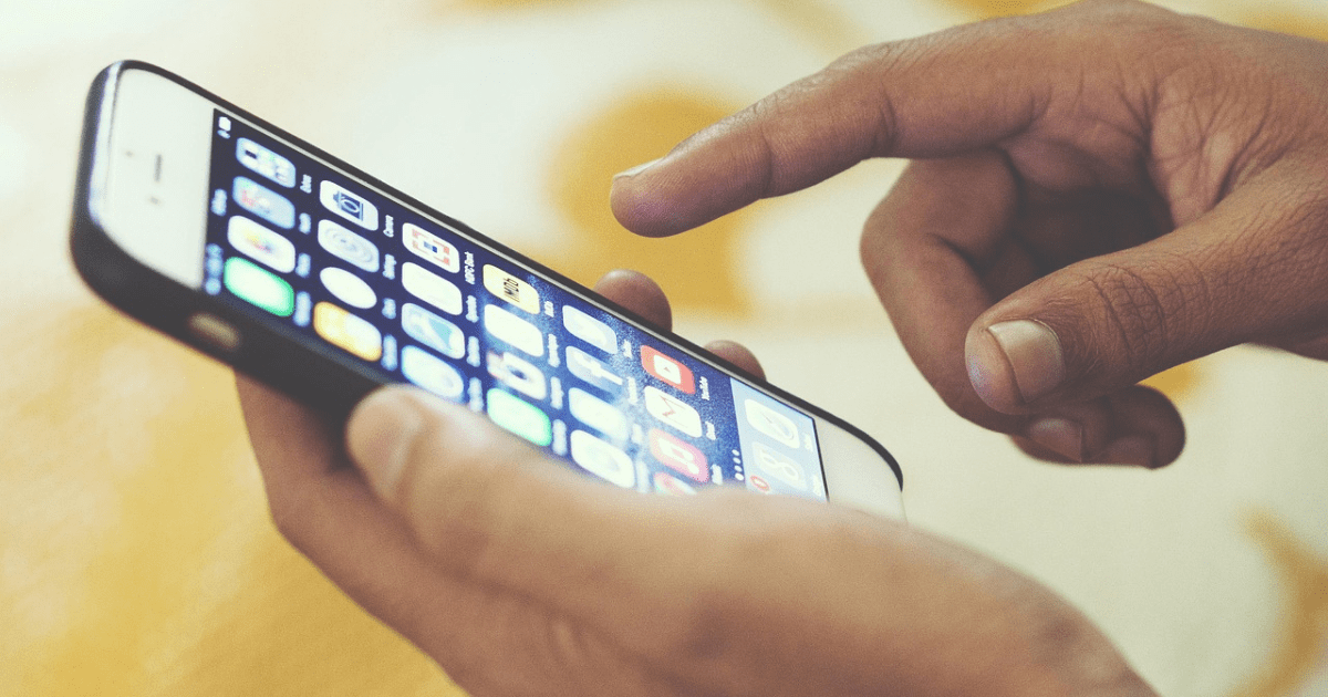 ¿Vas a EE. UU.? Abogados recomiendan no usar tu celular personal al cruzar la frontera